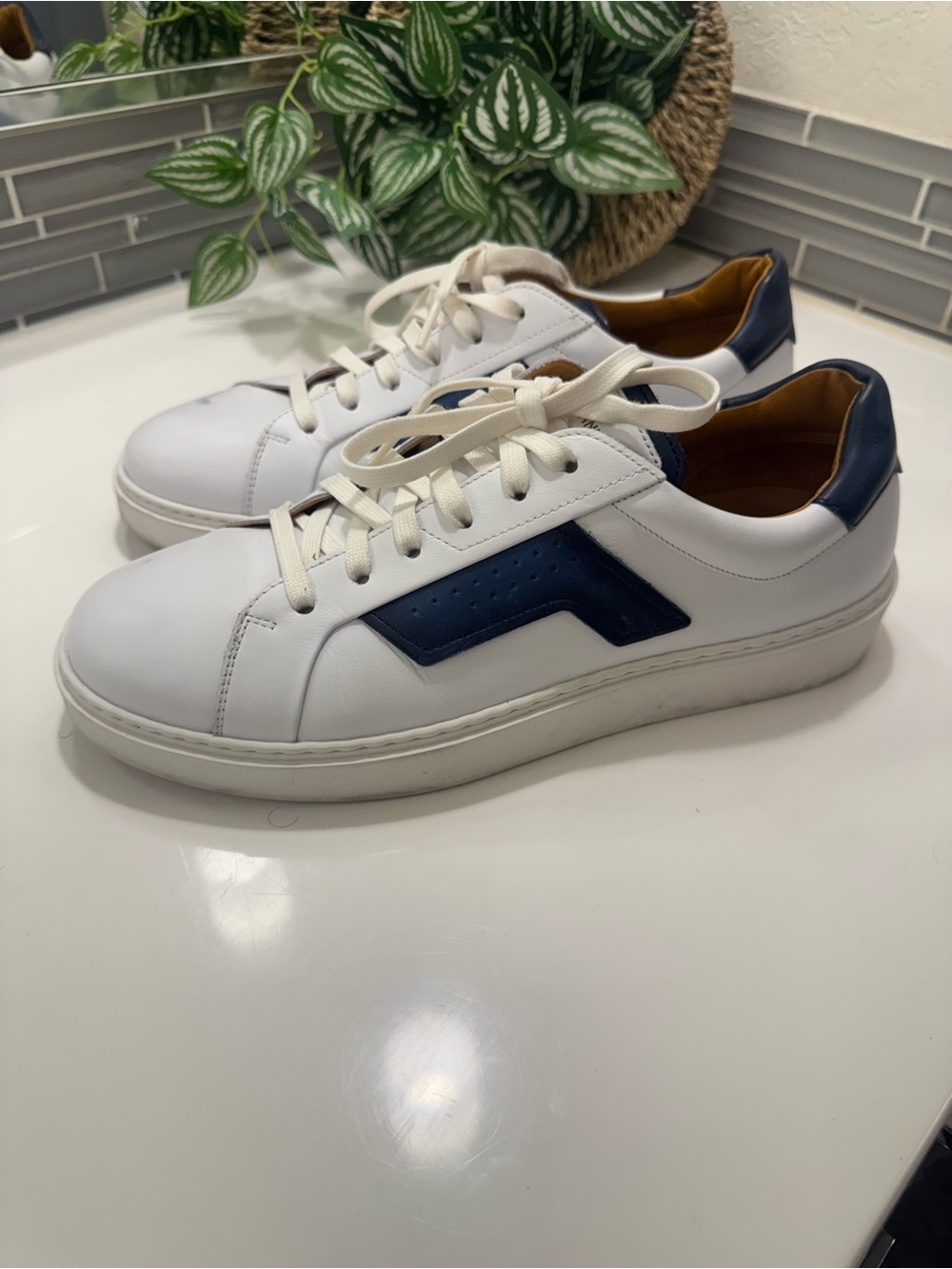 $595 Magnanni Leather Sneaker Size 8